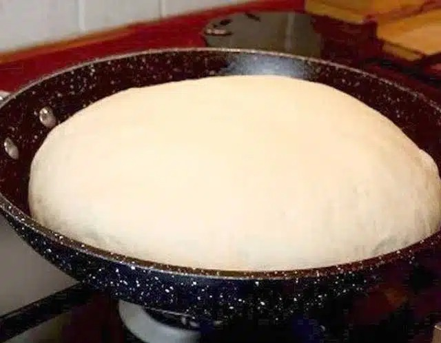 Pâine rapidă la tigaie cu doar 4 ingrediente – rețetă