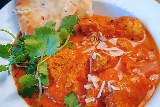 Rețetă de pui cu unt indian la cuptor