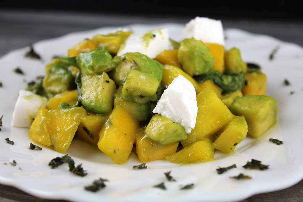 Salată de mango, avocado și rucola cu brânză proaspătă de capră