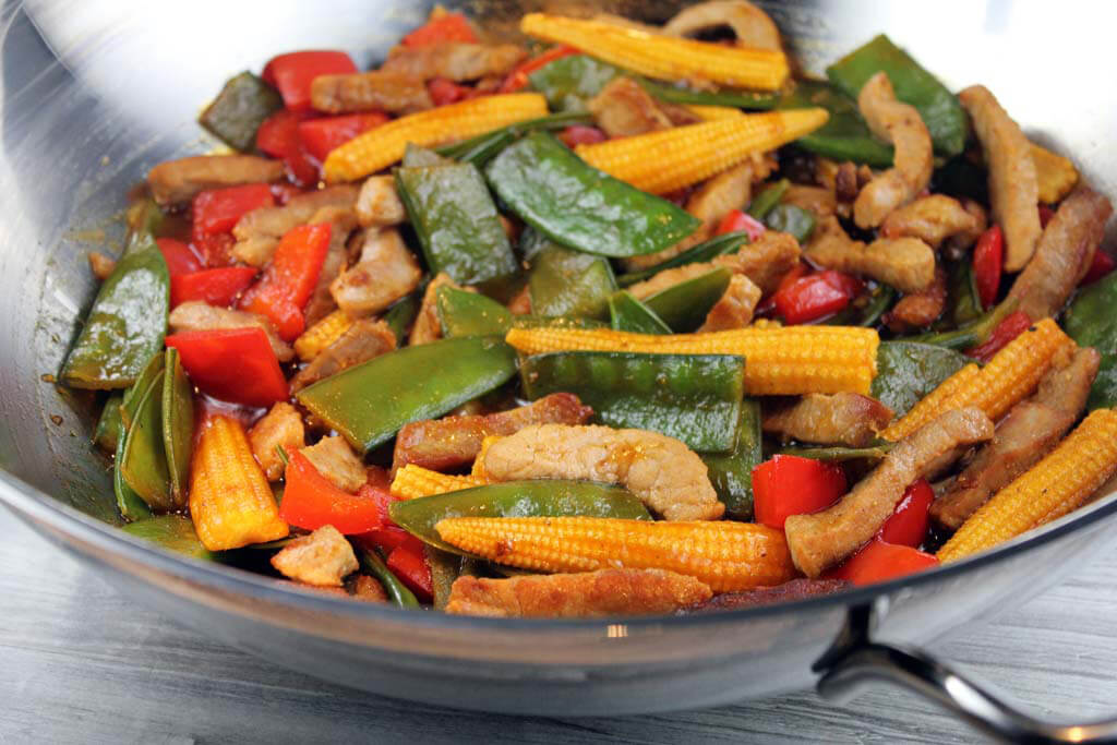 Carne de porc dulce-acrișor cu legume wok
