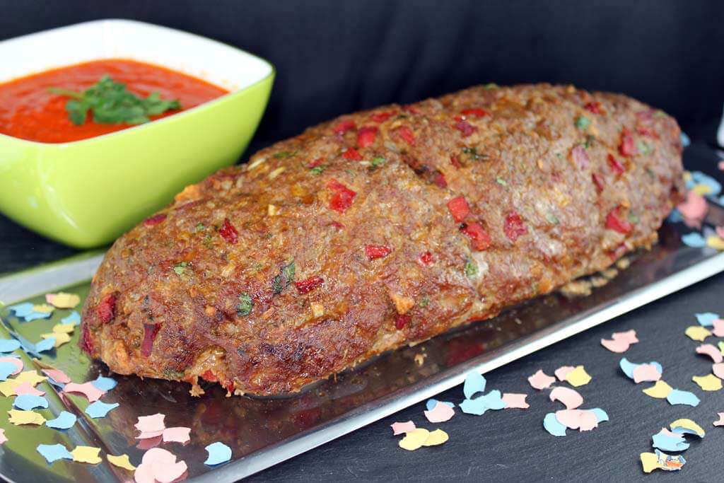 Ruladă de carne cu sos de roșii și ardei paprika