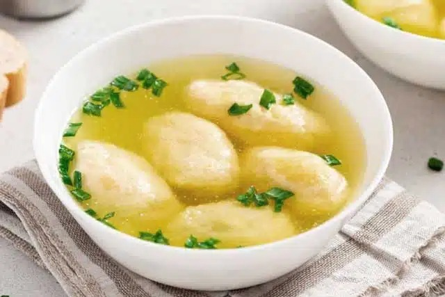 Supă tradițională cu găluște de griș după rețeta bunicii