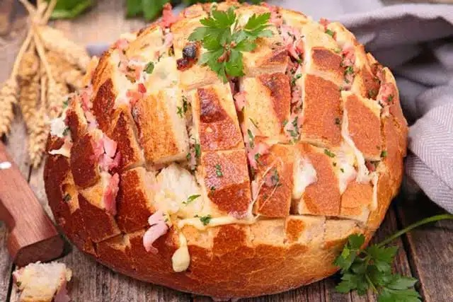 Rețetă de pâine umplută cu șuncă și brânză