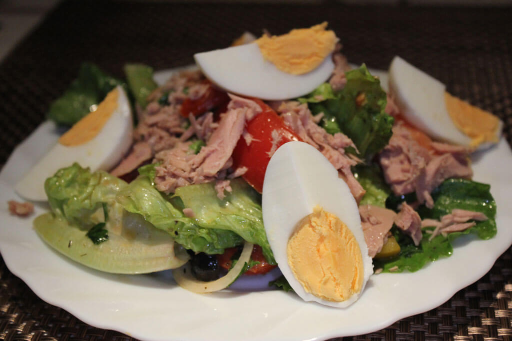 Salată mixtă cu vinegretă de anșoa