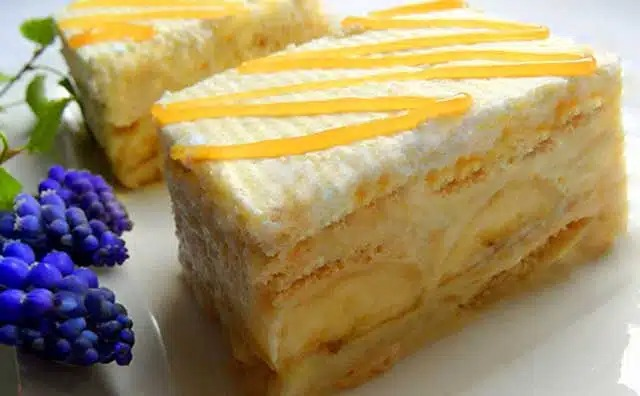 Chec cu banane: prăjitură la tavă fără coacere rețetă