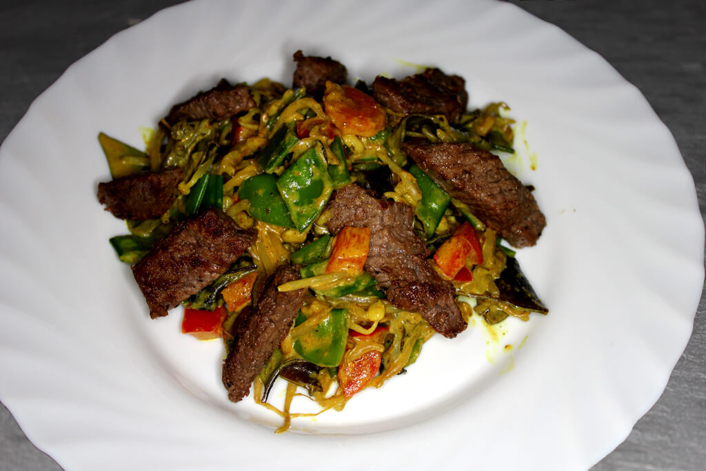 Tigaie wok cu legume și steak de vită din antricot