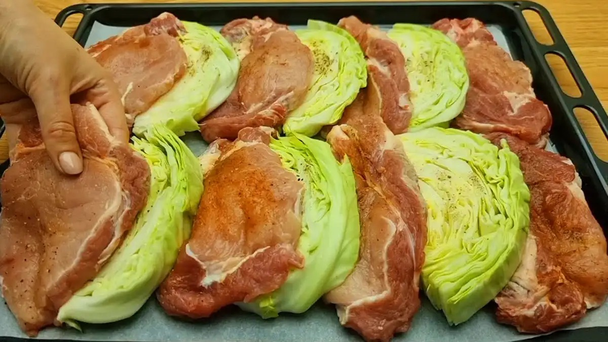Felii de varză albă cu carne de porc la cuptor – rețetă