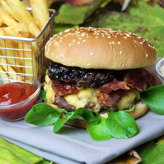 Burger de toamnă cu chutney de mere și scorțișoară