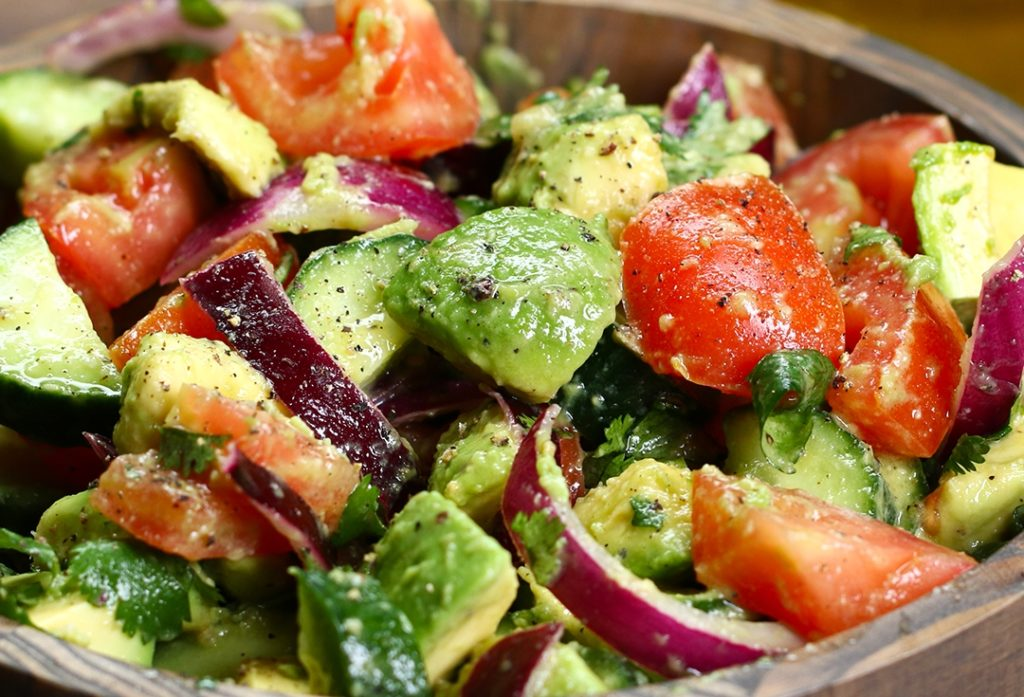 Salată de avocado și roșii WW