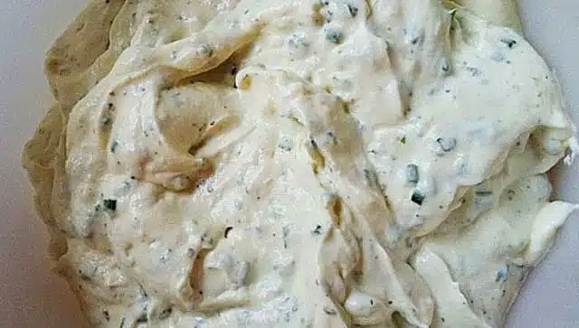 Dressing de usturoi irezistibil, gata în doar 5 minute