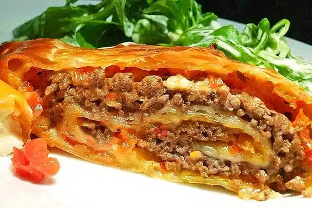 Rețetă delicioasă de strudel cu carne tocată, ardei și brânză