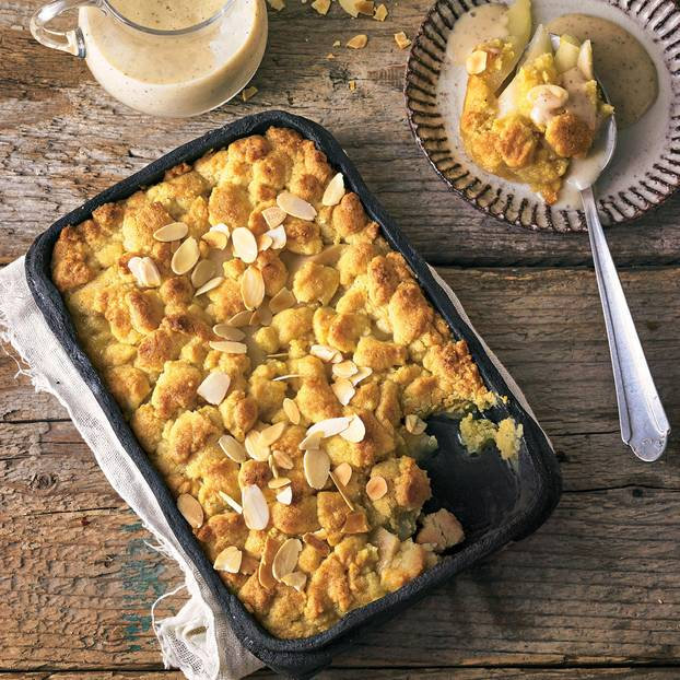 Crumble de pere cu sos de migdale