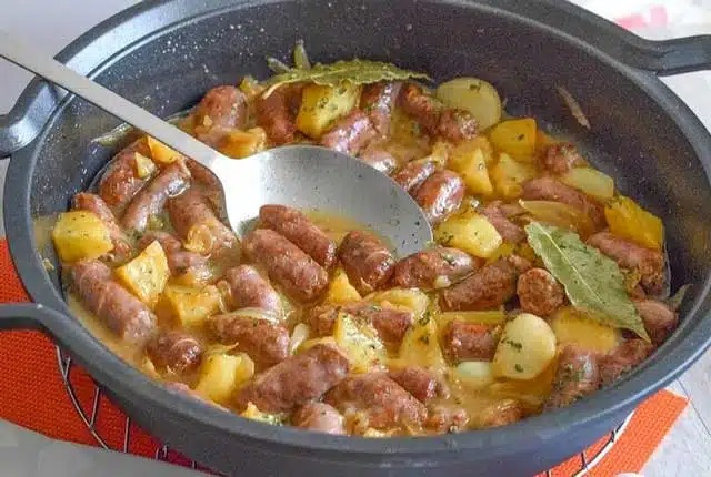 Rețetă tigaie cu cârnați de cartofi gata în 15 minute