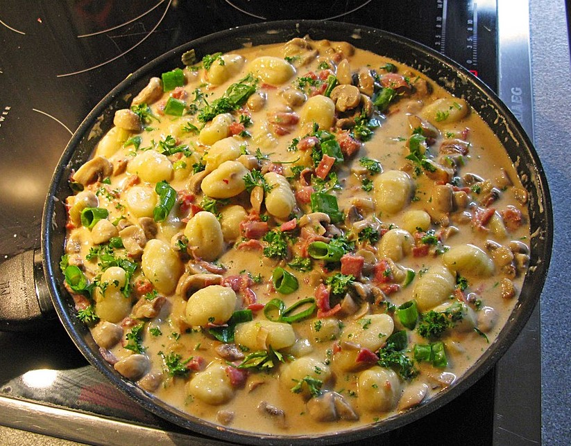 Gnocchi cu ciuperci – piept de curcan – sos