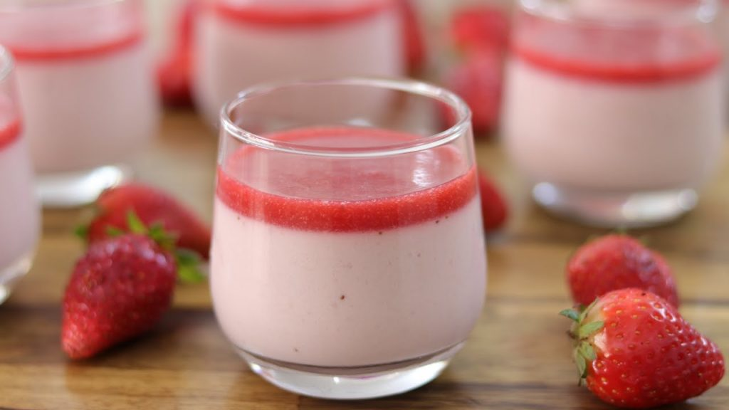 Panna cotta de vanilie și jeleu de căpșuni