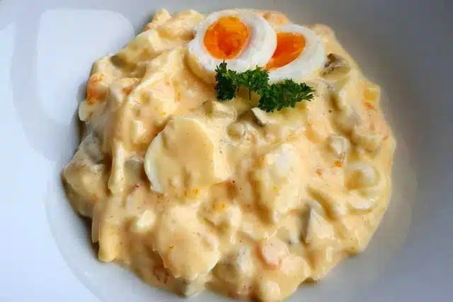 Rețetă de salată de ouă Opas cu usturoi