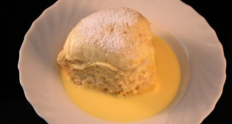 Dampfnudeln cu sos de vanilie