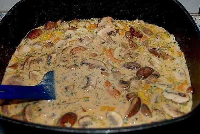 Gulaș de smântână acră pe tagliatelle cu ciuperci și galbiori rețetă