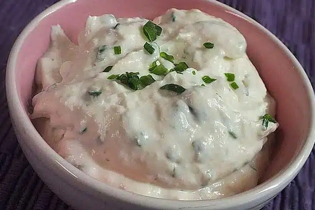 Dip de usturoi delicios – rețetă ideală pentru grătar