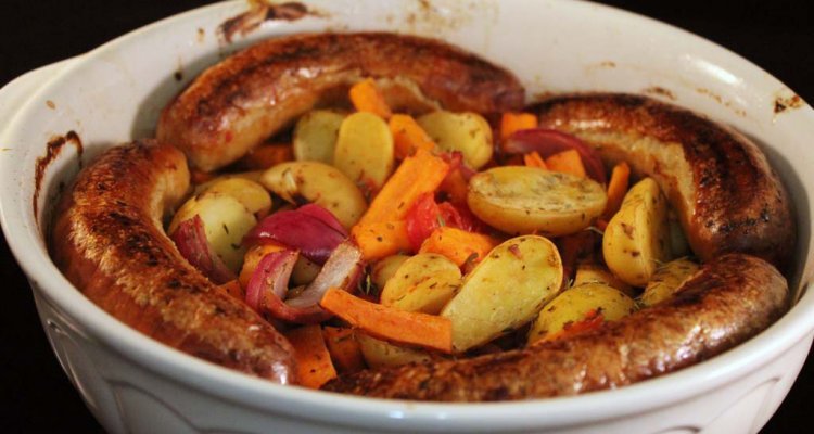 Tocăniță de legume cu cârnați prăjiți