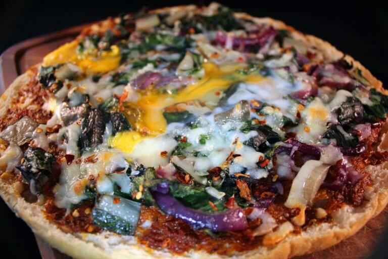 Pizza din pâine plată cu mangold și ou