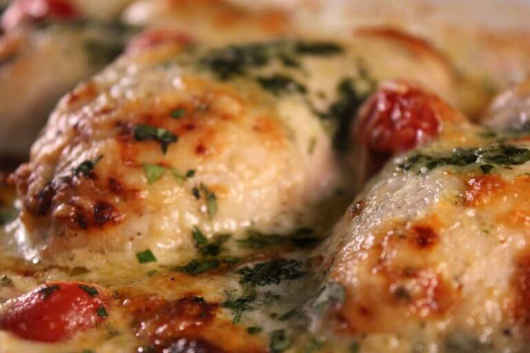 File de piept de pui cu sos cremos de mozzarella și busuioc