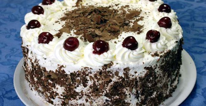 Tort cu cireșe și cremă de pădure neagră