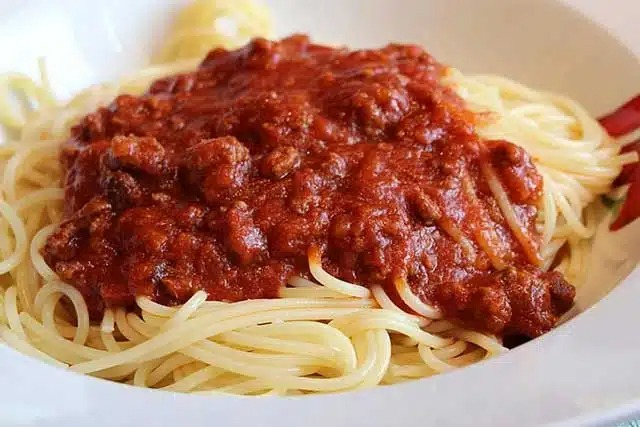 Rețeta autentică pentru sosul Bolognese: din Bologna, cu spaghetti