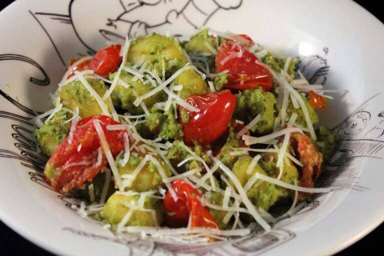 Gnocchi cu pesto de busuioc și avocado