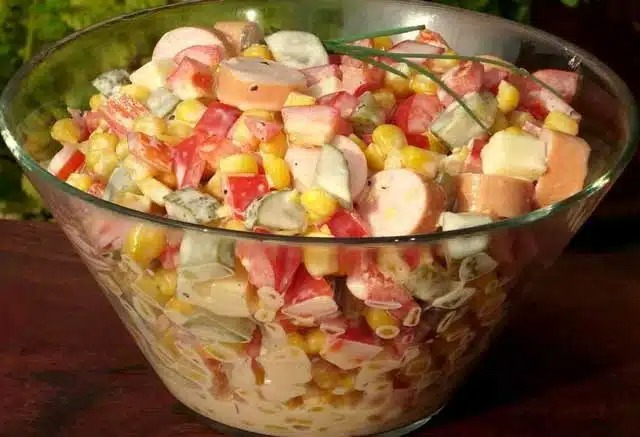Salată delicioasă de cârnați cu ardei și porumb – rețetă