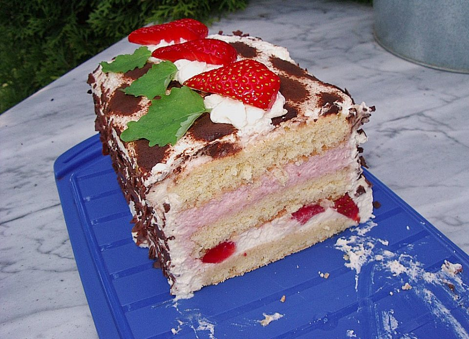 Tort de căpșuni cu frișcă
