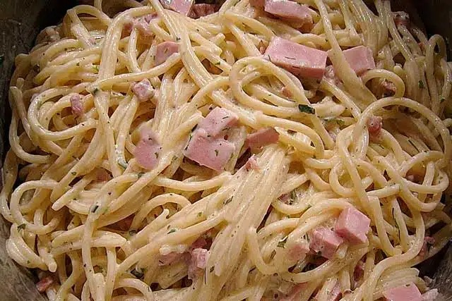 Cea mai bună rețetă de salată de spaghete, vedeta fiecărei seri de grătar!