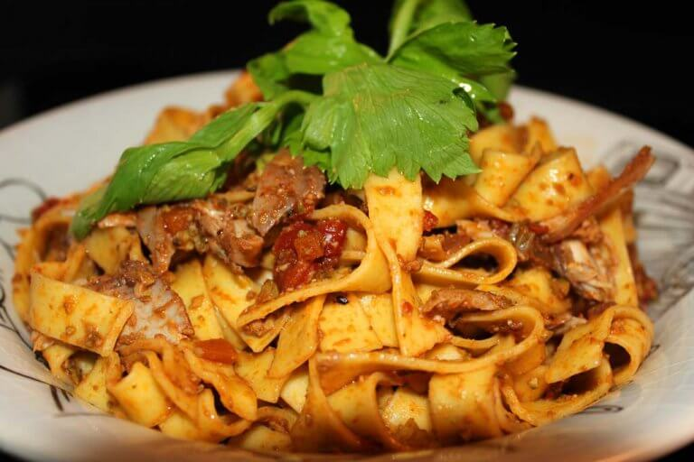 Tăiței latenți cu ragout de pui