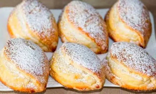 Gogoși cu brânză de vaci umplute cu budincă de vanilie – rețetă