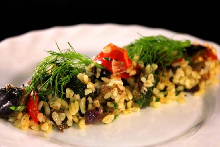Salată de bulgur cu legume prăjite la cuptor