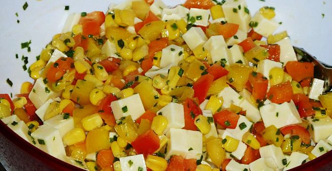 Salată de brânză cu porumb și ardei gras