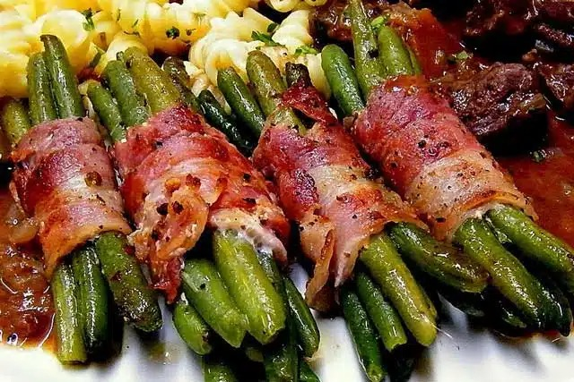 Fasole verde învelită în bacon – Rețetă