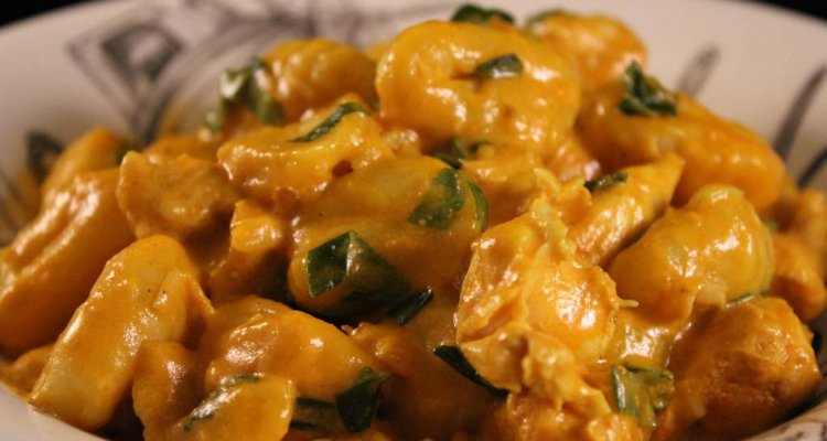 Gnocchi cu sos de curry și piept de pui