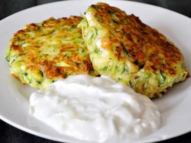 Clătite de dovlecei cu feta și tzatziki – rețetă