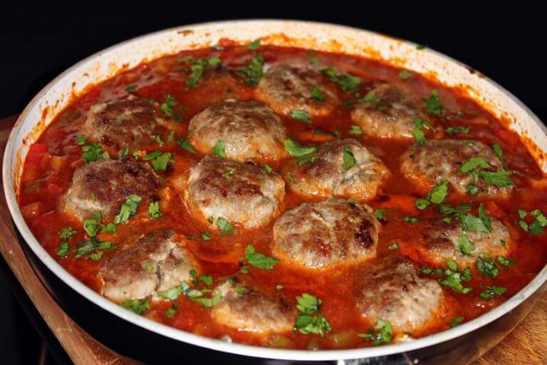 Chiftele spaniole din carne tocată în sos picant