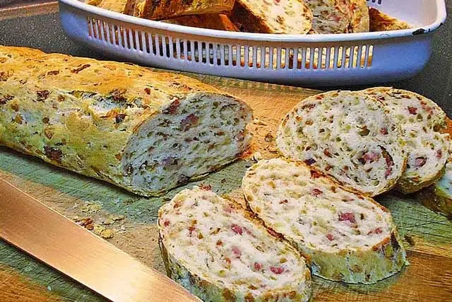 Rețetă de pâine cu ceapă, brânză și șuncă