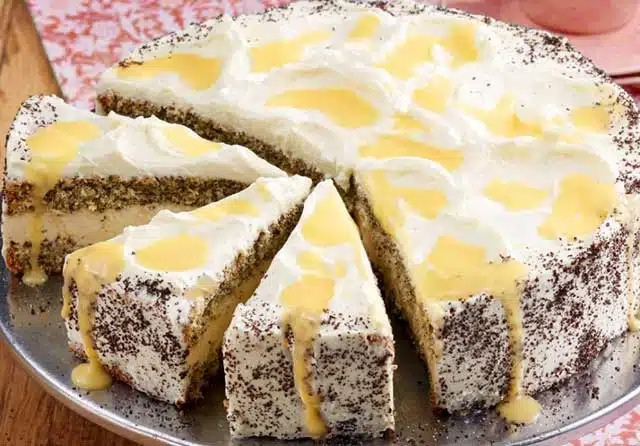 Tort cu mac și lichior de ouă cu mascarpone – rețetă