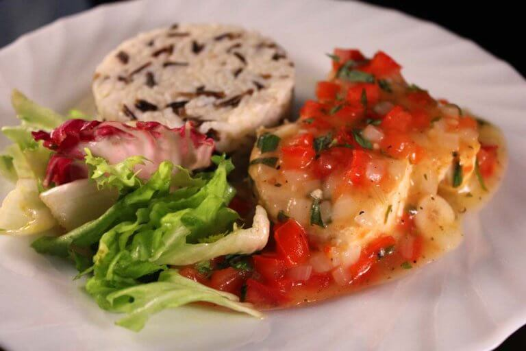 Steakuri de ton cu sos de oregano-lămâie