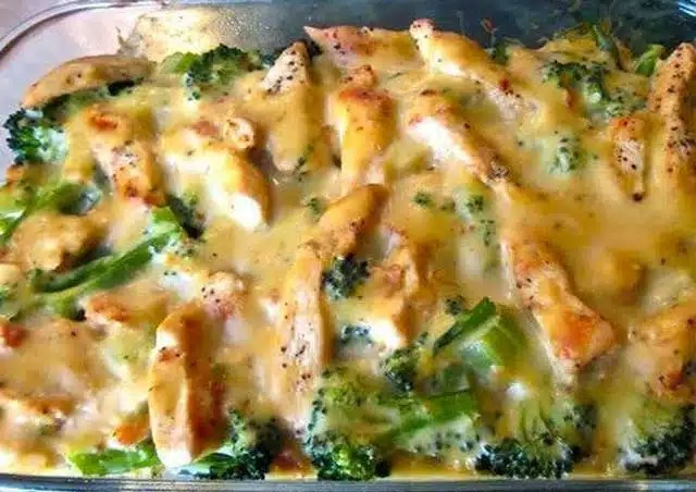 Fileuri de pui cu broccoli în sos de brânză – Rețetă