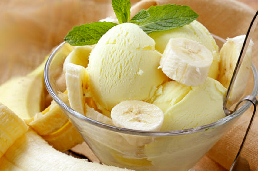 Iaurt înghețat de banană cu mentă