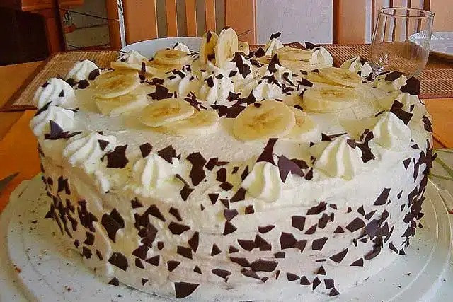 Banana Split Traum Rețetă: Tort rafinat cu cremă de ciocolată și vanilie cu banane