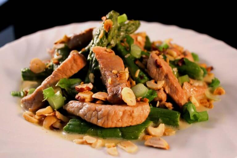 Sparanghel verde cu carne de porc tăiată fin