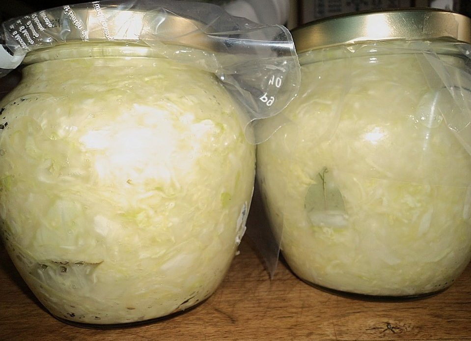 Varză murată făcută acasă în borcan