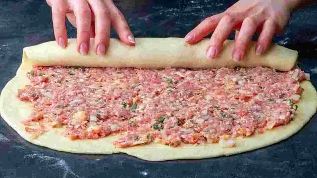 Aluat rulat cu carne tocată rețetă gata în cel mai scurt timp!