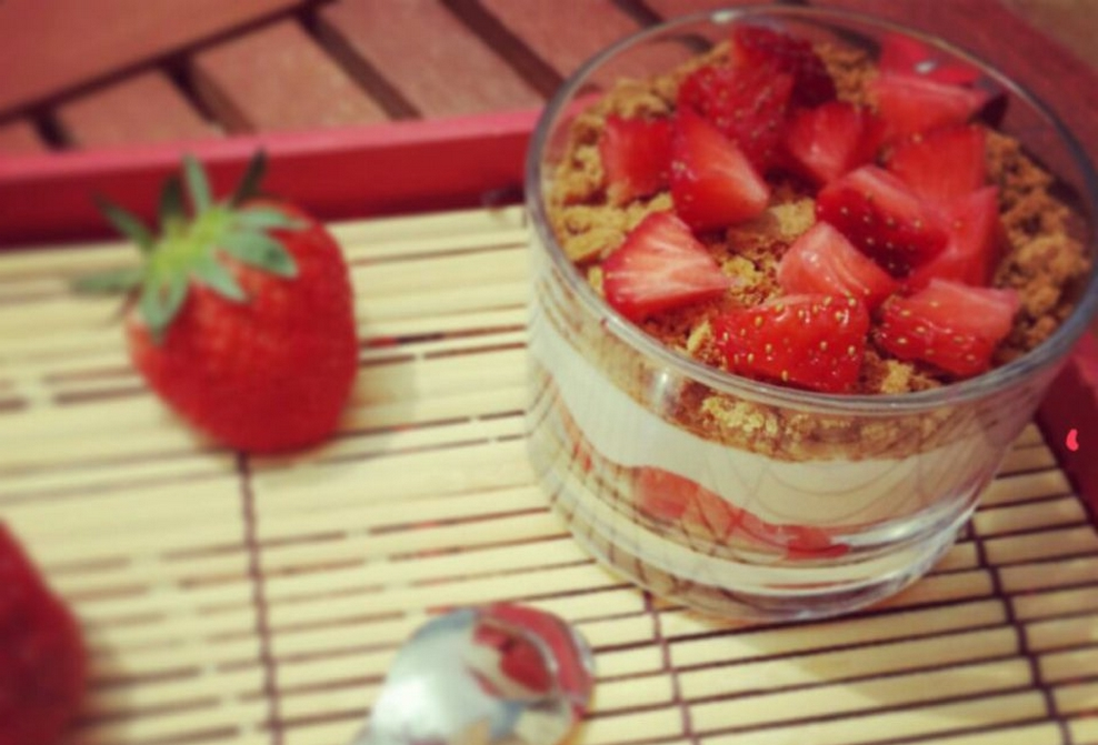 Artă de tiramisu cu căpșuni și biscuiți speculoos